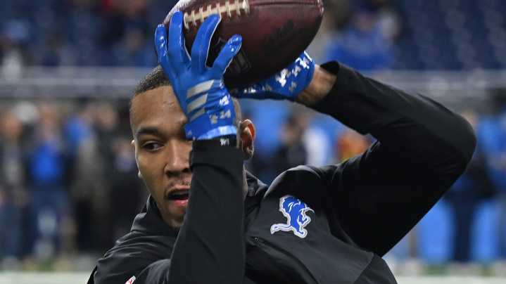 Star Lions receiver exits with injury against Packers