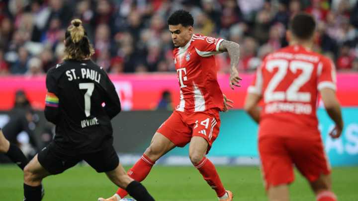 Espectacular asistencia de Luis Díaz, desde el suelo, en partido del Bayern Múnich contra St. Pauli: video