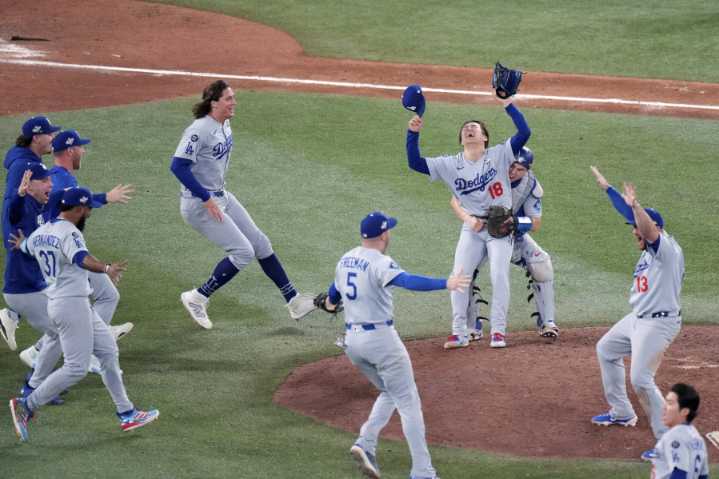 Smith’s homer in 11th lifts Dodgers over Blue Jays 5-4 to become first repeat champion in 25 years