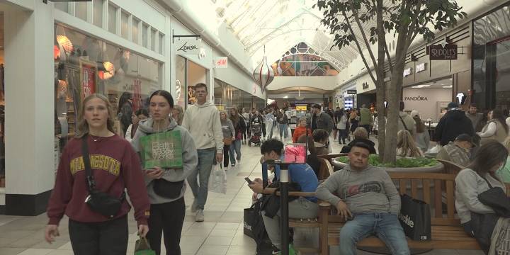 People flock to Coral Ridge Mall for Black Friday deals