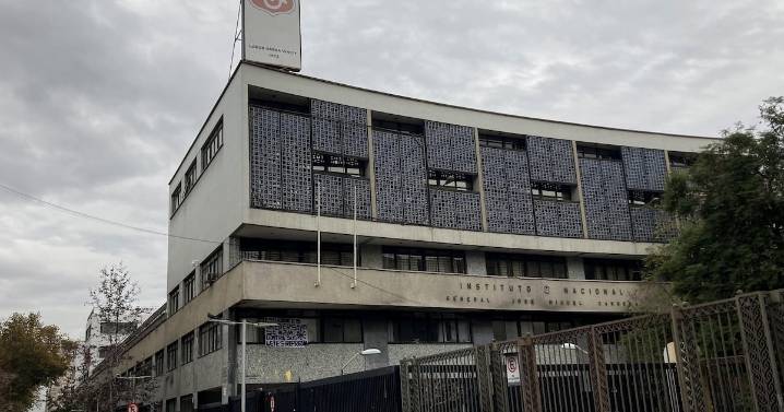Encapuchados agreden y rocían bencina a tres profesoras del Instituto Nacional