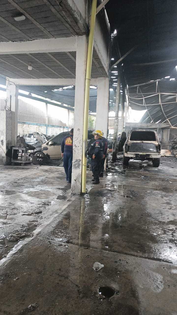 ¡Heroicos bomberos de Maracaibo apagan devastador incendio en taller de pintura en tiempo récord!