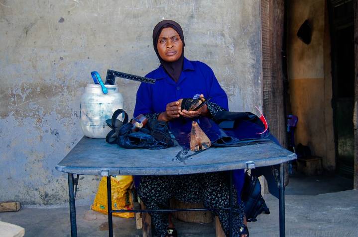 Conductoras, barberas o zapateras: la crisis económica abre a las nigerianas las puertas de oficios dominados por los hombres