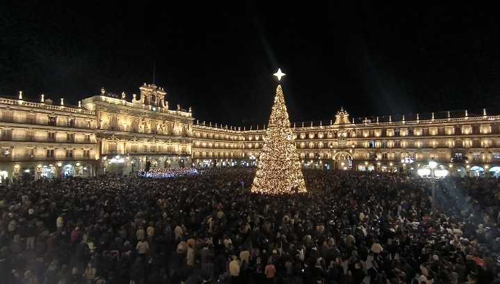 La magia de la Navidad ilumina Salamanca con un encendido multitudinario