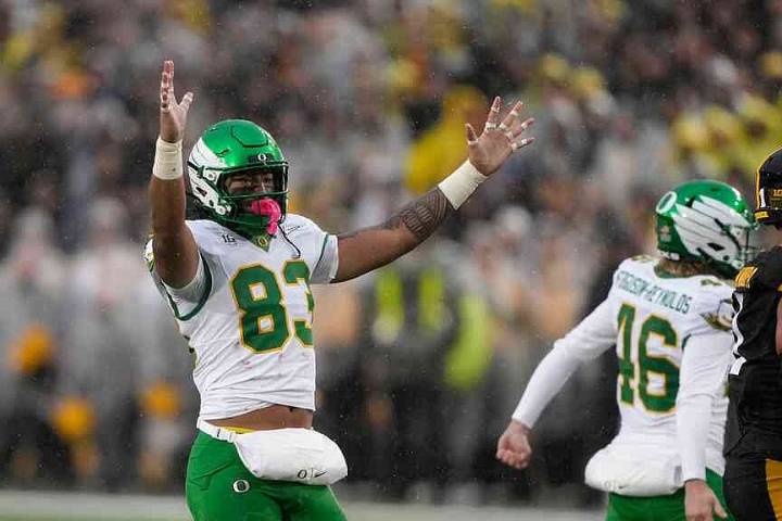Late field goal lifts Oregon past Iowa