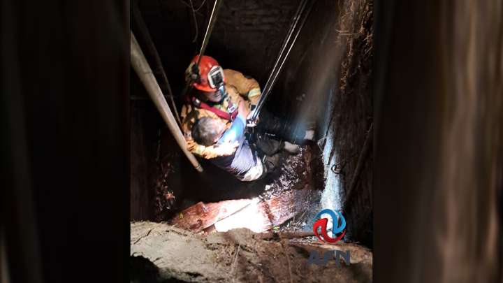 Rescatan a adulto mayor atrapado en un pozo, en Tecate