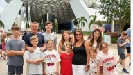 Multan a pareja de influencers con 22 hijos por faltar a clase tras un viaje a Disney World