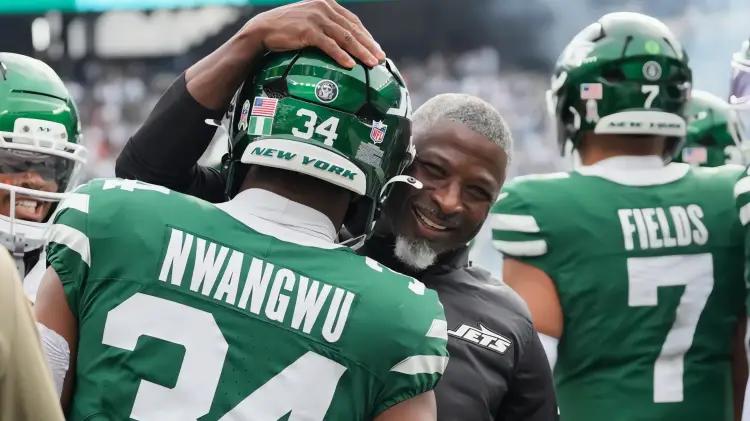 Jets triunfan en Cleveland, rompen racha con doble touchdown de retorno