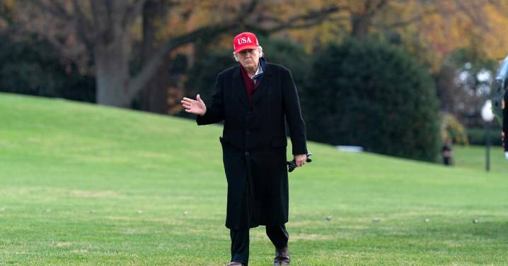 Indultos de pavos marcan ritual festivo en un momento precario para Trump