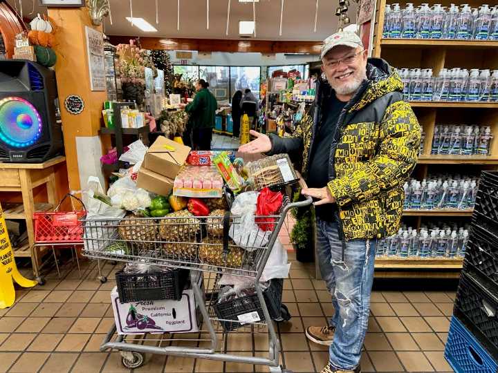 Conoce el banco de comida donde por $50 te llevas el carrito lleno