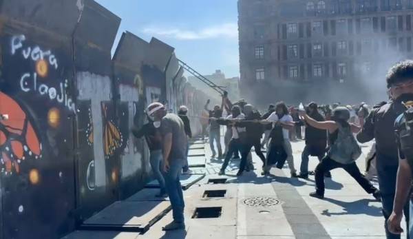 Intentan derribar vallas en Palacio; lanzan gases