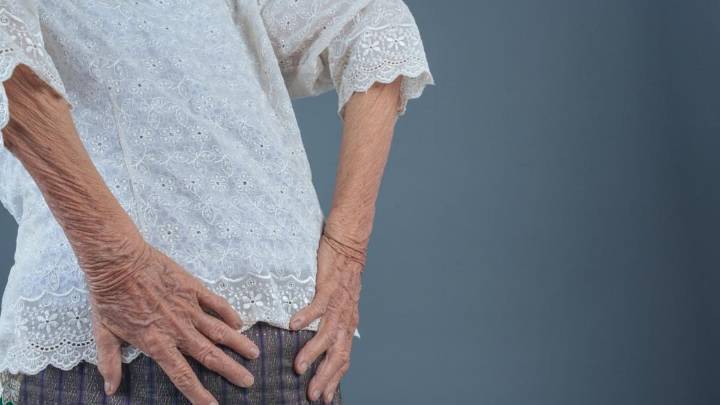 Ni dolor de espalda ni hernia discal: los signos de alarma para sospechar de un tumor vertebral