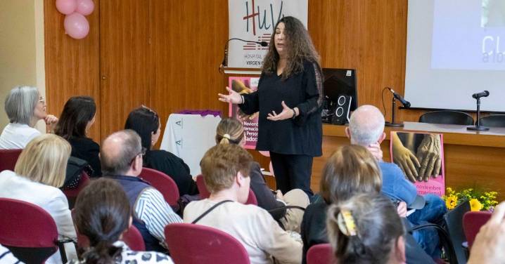 El Hospital Virgen de las Nieves conmemora el Día de las personas que cuidan con una actuación humorística