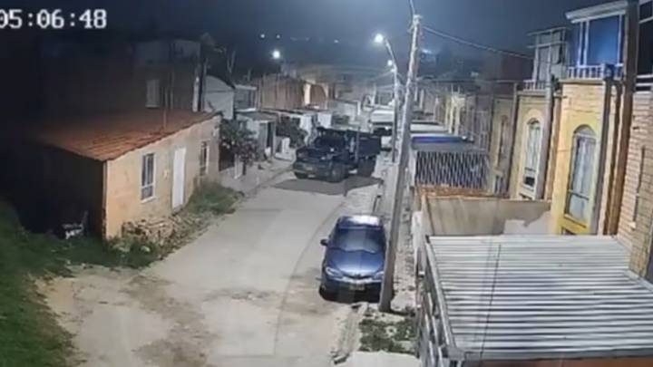 Así dejaron la volqueta bomba cerca al Batallón en Tunja: VIDEO muestra cómo los criminales huyeron