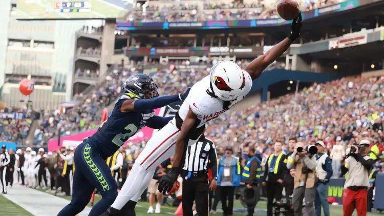 Seahawks superan a Cardinals 44-22 en Lumen Field con doble touchdown defensivo