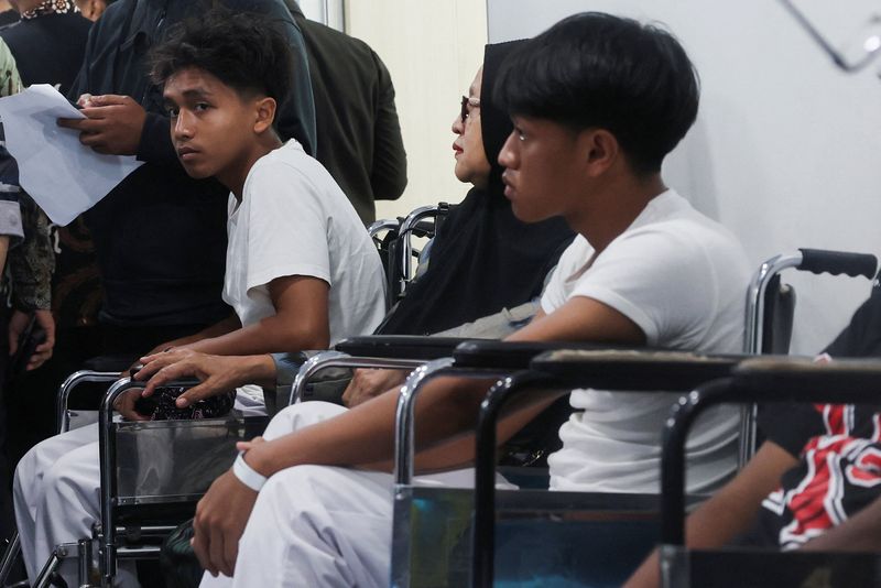 Indonesian mosque blasts injure dozens, teenage suspect identified