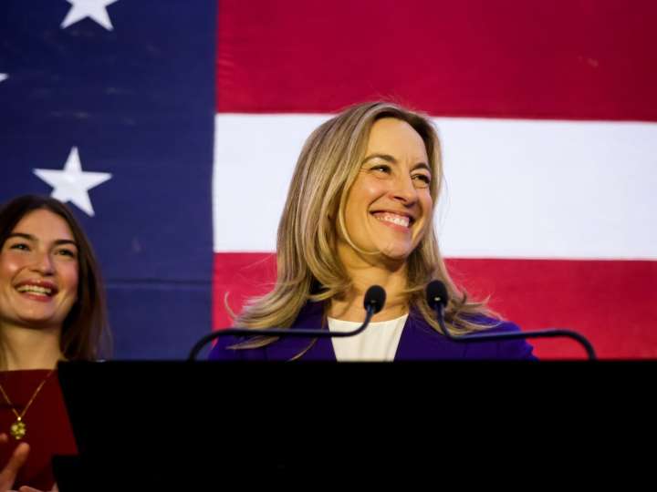 Quién es Mikie Sherrill, la expiloto militar electa como la nueva gobernadora de Nueva Jersey, EEUU