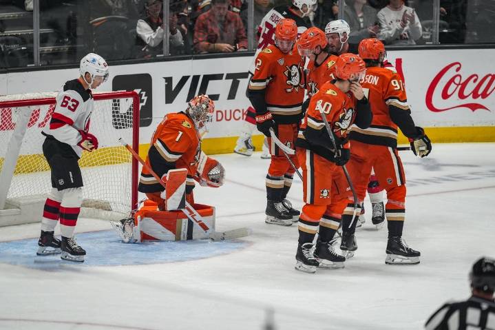 Deadspin | Lukas Dostal stellar for streaking Ducks in win over Devils