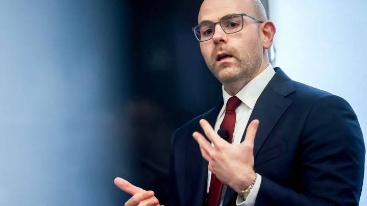 Gobernador de la Fed propone un tercer recorte consecutivo de tasas en diciembre