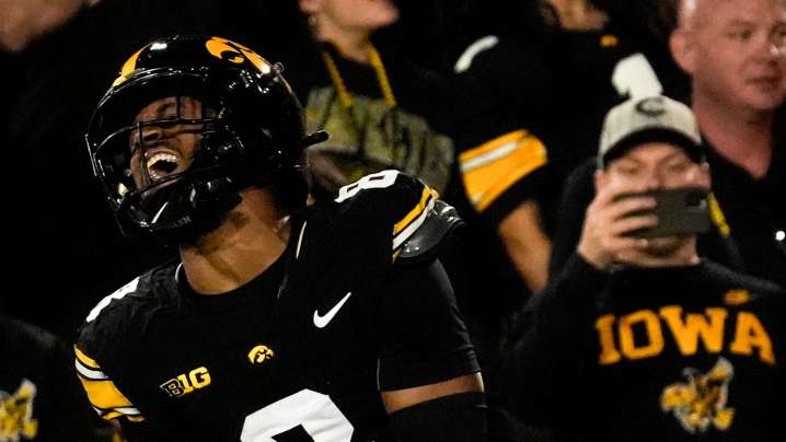 Iowa football DB Deshaun Lee gets interception in end zone vs Oregon