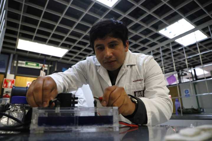 Estudiantes IPN elaboran electrodos con sargazo para descontaminar agua