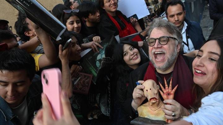 Guillermo del Toro se entrega a sus fans durante alfombra roja de “Frankenstein” en la CDMX (Video)