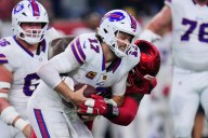 Josh Allen regresa a entrenar con Bills tras recibir ocho capturas ante Houston