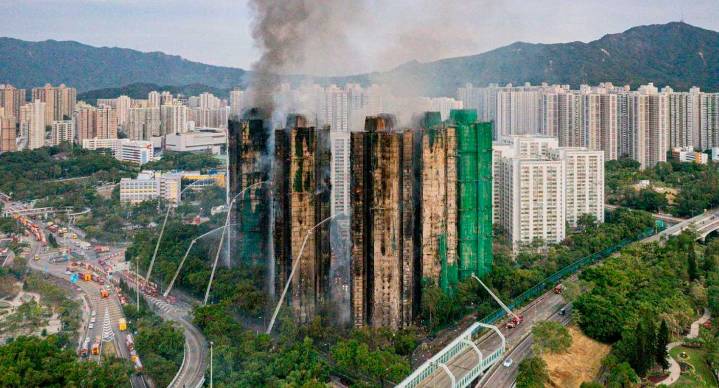 Sube a 128 cifra de víctimas de incendio en Hong Kong; investigan corrupción y negligencia, 8 detenidos