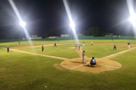 Potros derrota a San Fernando en partido nocturno de softball mixto en Sabancuy