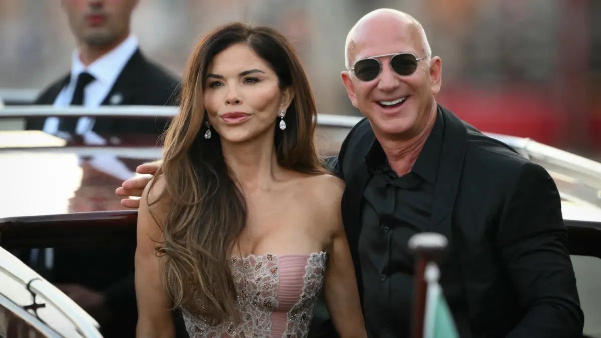 'In Your Nightgown?': Lauren Sánchez Ditches Jeff Bezos to Flaunt Her Lowcut Minidress, Turning a High