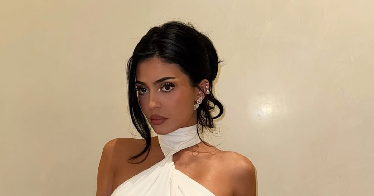 Kylie Jenner Wore A Plunging Black Top In An Instagram Cooking Video