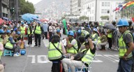 Mineros informales protestan frente al Congreso y generan caos vehicular: Predictamen se verá mañana martes 18 de noviembre