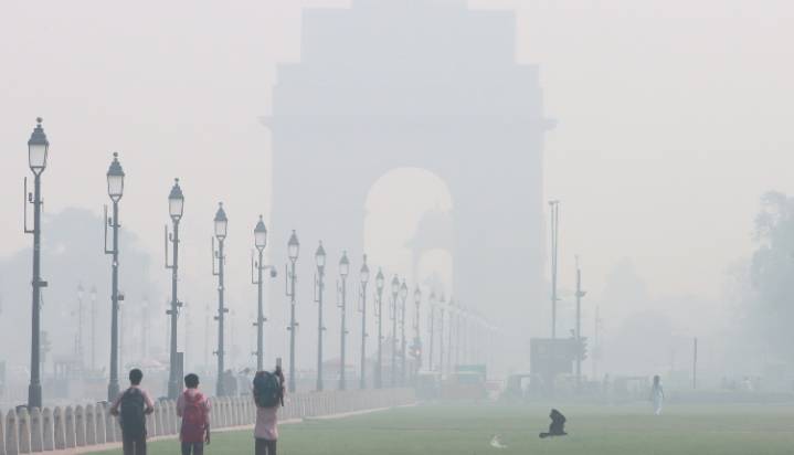 Delhi-NCR AQI Goes Above 500 In Hotspots; Dense Smog And Falling Temperatures Intensify Discomfort
