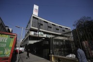 Incidentes en el Instituto Nacional: overoles blancos lanzaron bombas molotov en la calle