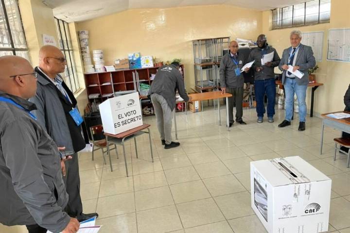 Observadores internacionales confirman la democracia participativa en la Consulta Popular