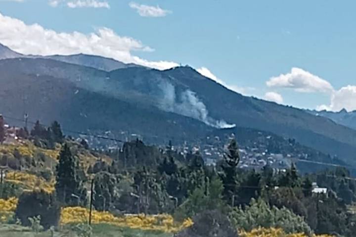 “Seis focos en menos de 48 horas”.  Avanza un nuevo incendio en el cerro Otto y creen que es intencional