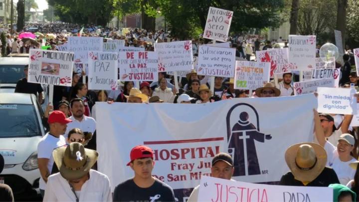 Marchan 100 mil del Movimiento del Sombrero por paz y justicia en Uruapan