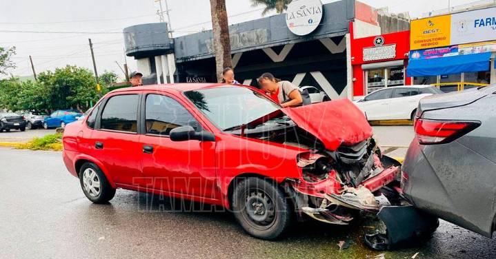 Destroza auto en choque por alcance en Ciudad Victoria; mujer resultó lesionada