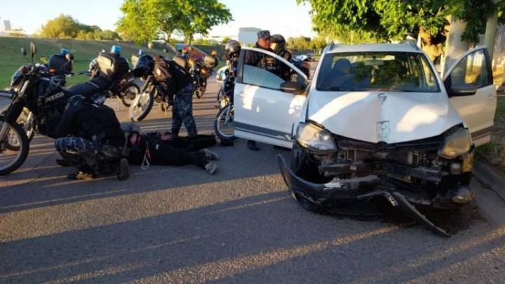 Acusan a un hombre por embestir a un inspector de tránsito para evadir un control