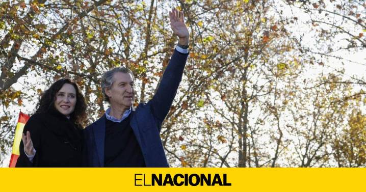 Feijóo augura entre miles de manifestantes la cárcel para Sánchez e insta a Junts y PNV a dejar de "tragar"
