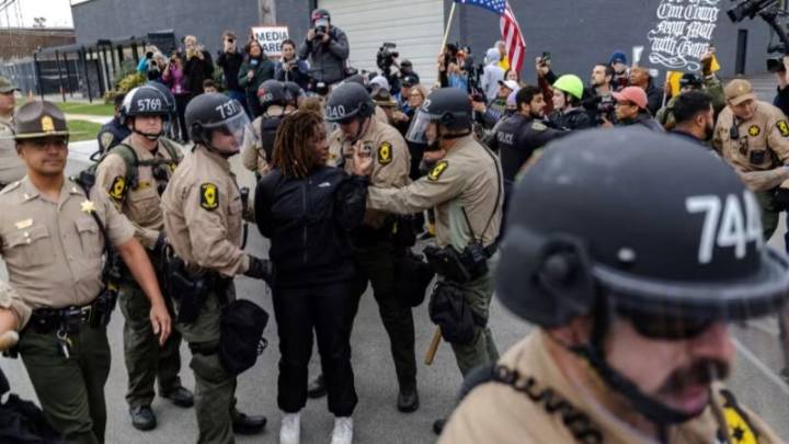Los arrestaron en una protesta contra ICE a las afueras de Chicago. Esto fue lo que les pasó después