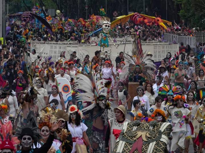 Entre flores, ánimas y catrinas, CDMX marcha con sus fieles difuntos