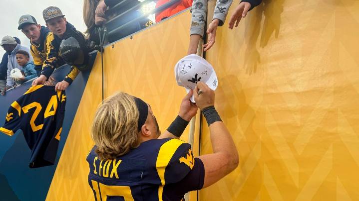 Scotty Fox Jr., Curtis Jones lead West Virginia to 29