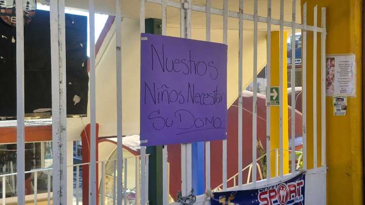 Paterfamilias toman instalaciones de jardín de niños; exigen la instalación de un domo