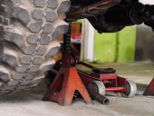 Hombre de 70 años pierde la vida al caerle encima un carro sostenido por un gato mecánico