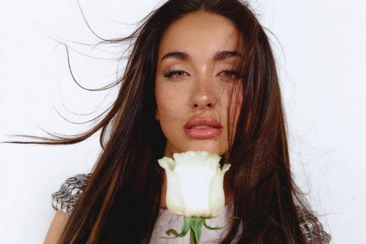 Del escenario a la moda. María Becerra recibió el título de Mujer del Año de parte de una reconocida revista internacional