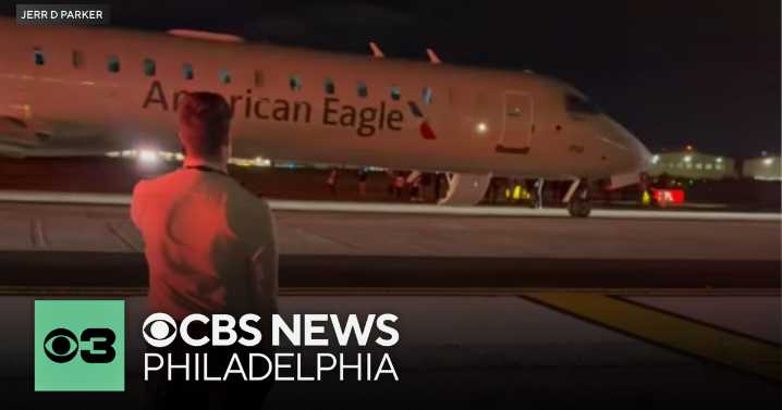 Mechanical issue forces passengers off plane at Philadelphia International Airport