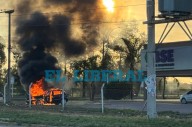 VIDEO. Un auto envuelto en llamas en el Parque Industrial: impactantes imágenes