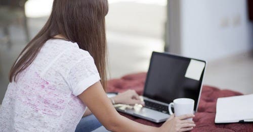 La Justicia tucumana frenó el regreso obligatorio a la presencialidad a una madre que hacía teletrabajo para call center