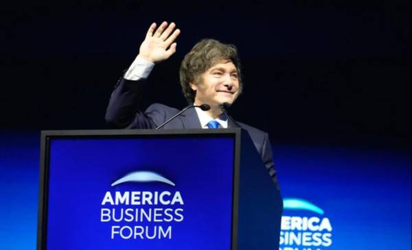 Milei habló del "riesgo kuka", bromeó con Messi y hasta bailó sobre el escenario